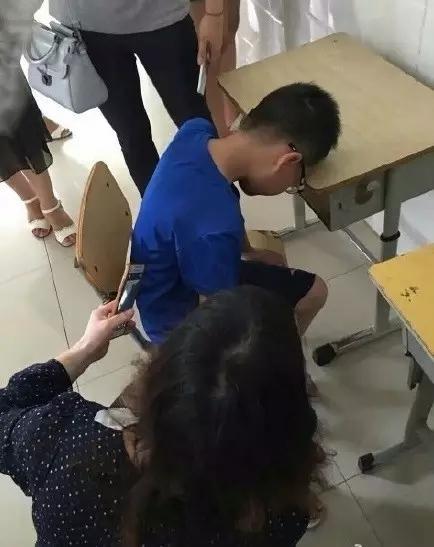 小学女生突发不适，教室呕吐，责任清理引发关注