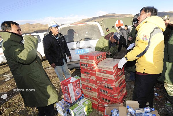 西藏救援物资如小山般堆积，传递着生命的希望与力量