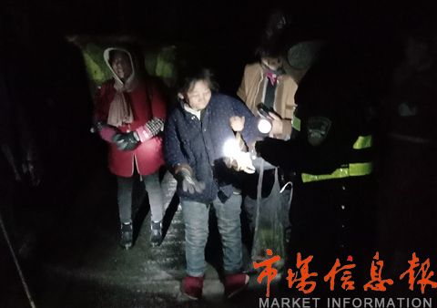 女生凌晨摸黑走山路，好心人顺路捎回城