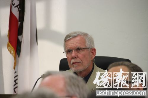 洛杉矶市长面临压力，超过十五万民众请愿要求辞职