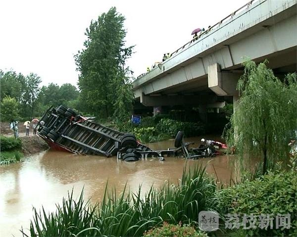 安徽一桥梁垮塌大货车坠河