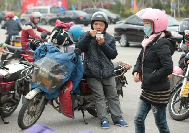 男子带妻子骑摩托车返乡，跨越千里路演绎真爱之旅