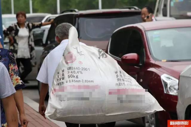 父爱如山，一麻袋饮料背后的深情厚意