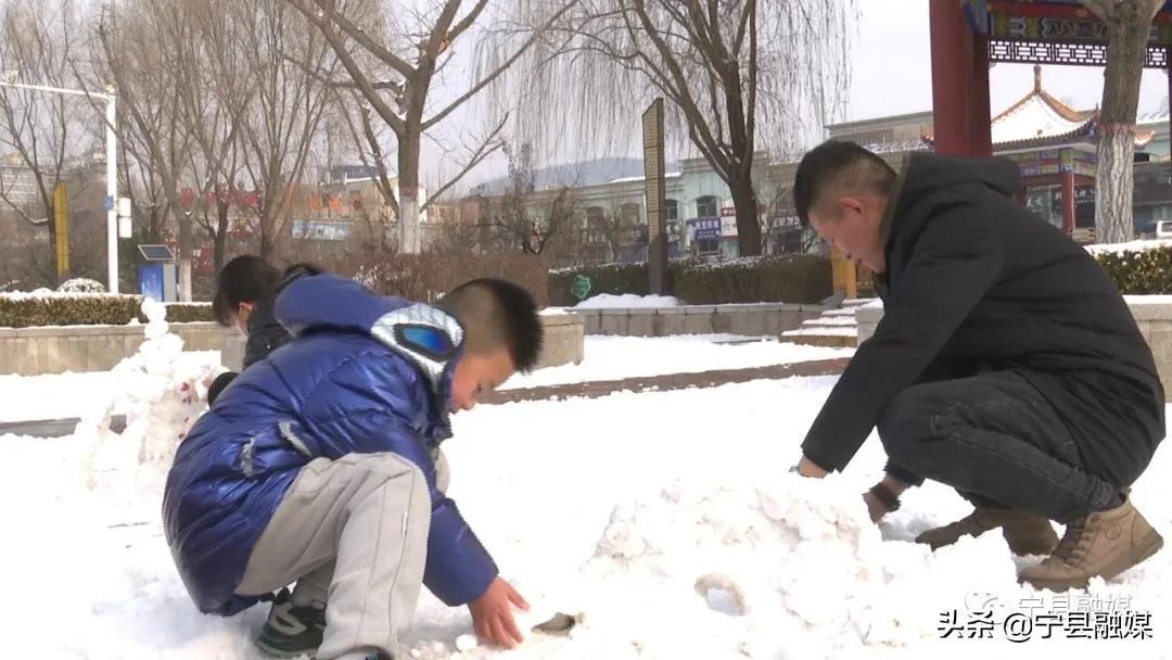 河南多景区雪人开道扫雪，冬日里的一股暖流