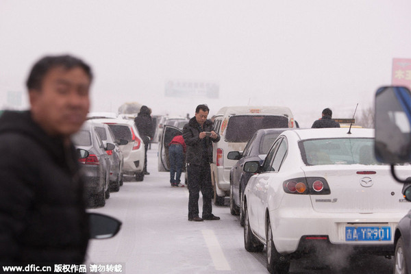 春运高峰遇暴雪 有人被堵高速