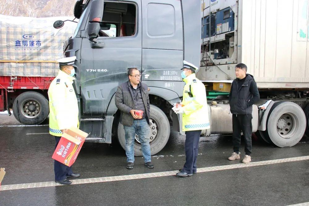 大雪阻路 多地警车压速带道霸气护航