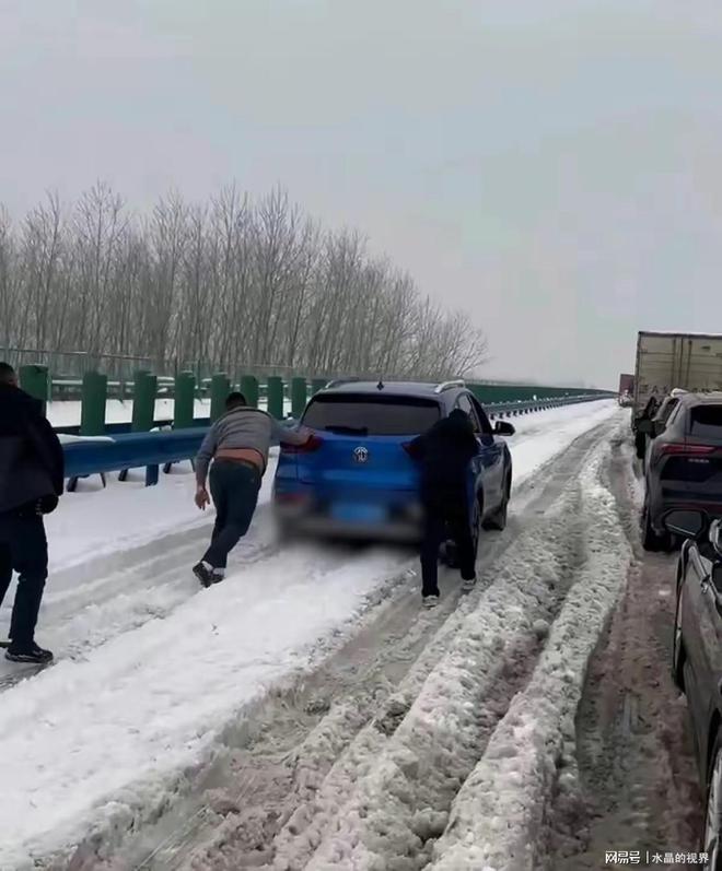 暴雪突袭，返乡者高速被困20小时