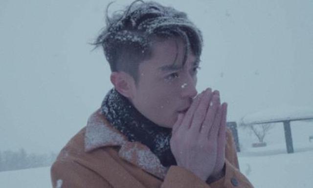 美男子雪中清积雪，爱心行为温暖寒冬