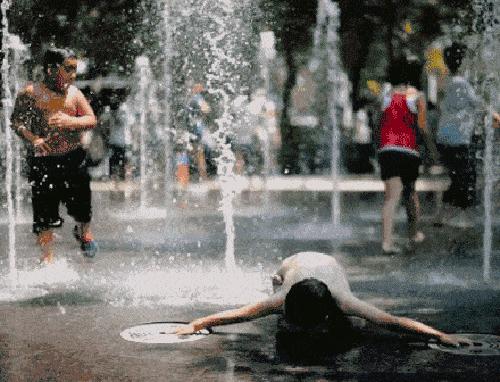 我就不信直接泼水落地水还能摔死？