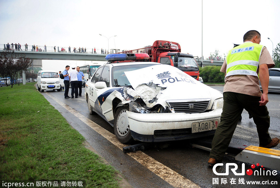 惊天事件！警车连续撞击三车司机逃逸，真相究竟如何？