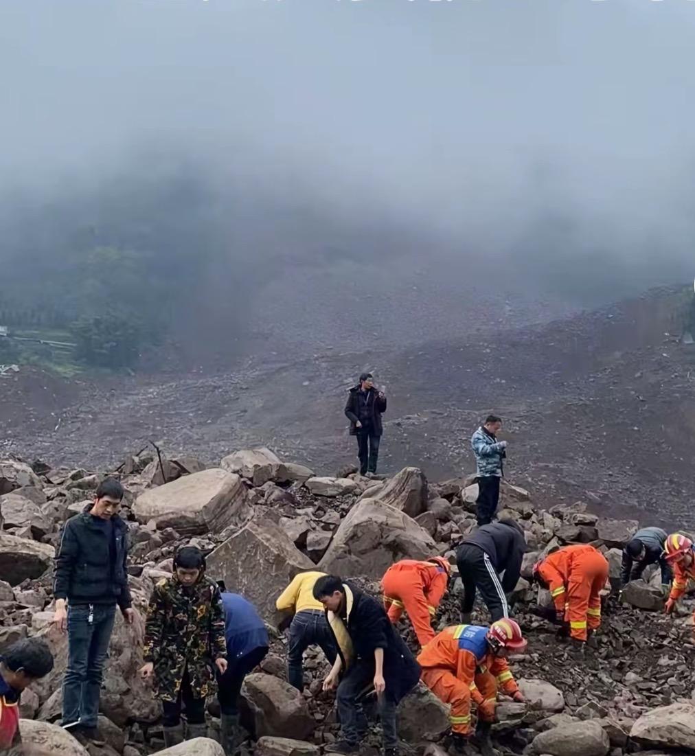 四川筠连山体滑坡惊魂，10人遇难，19人失踪，生死未卜，救援队紧急行动！