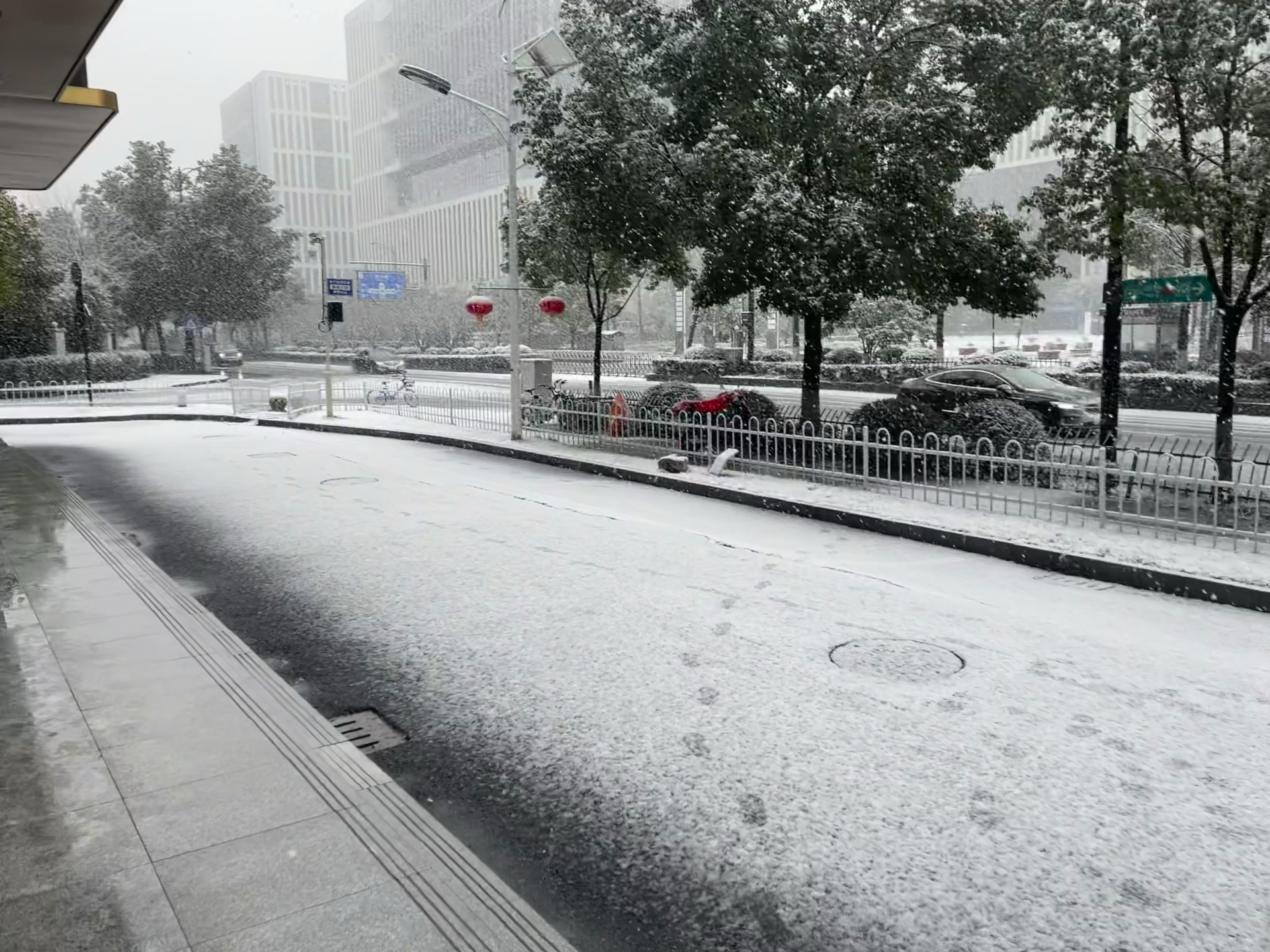 杭州路上开始积雪了