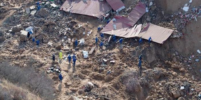 四川山体滑坡已造成10死19失联