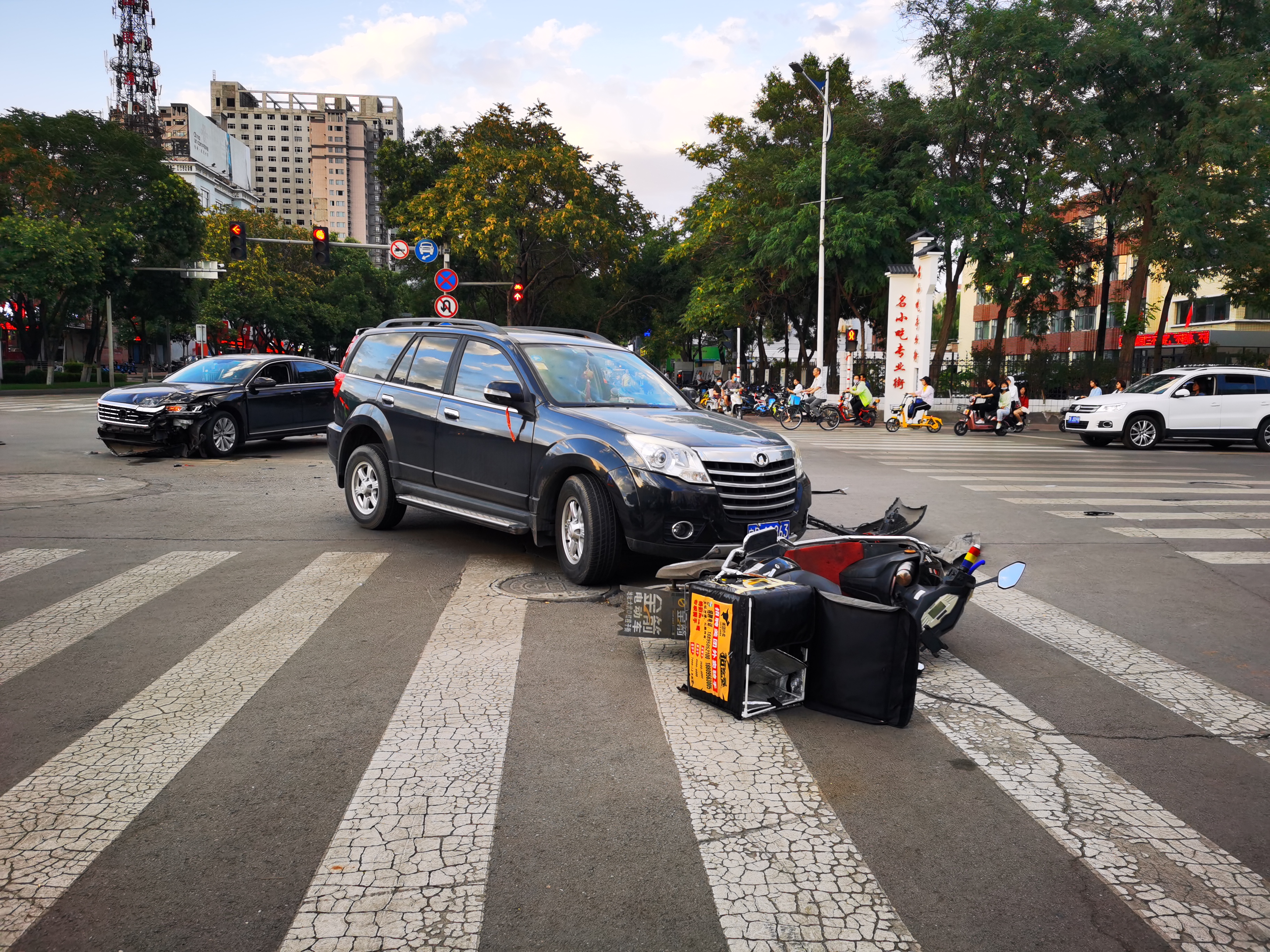 皮卡不打转向连续变道撞倒外卖小哥