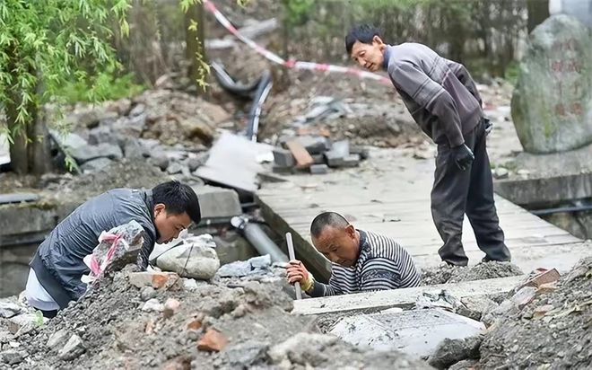 泪目！男子为办退休竟重返512地震废墟，真相令人揪心！