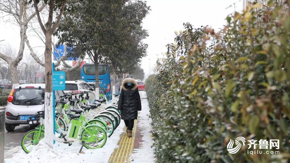 济南暴雪道路拥堵 市民绕行乡村小路