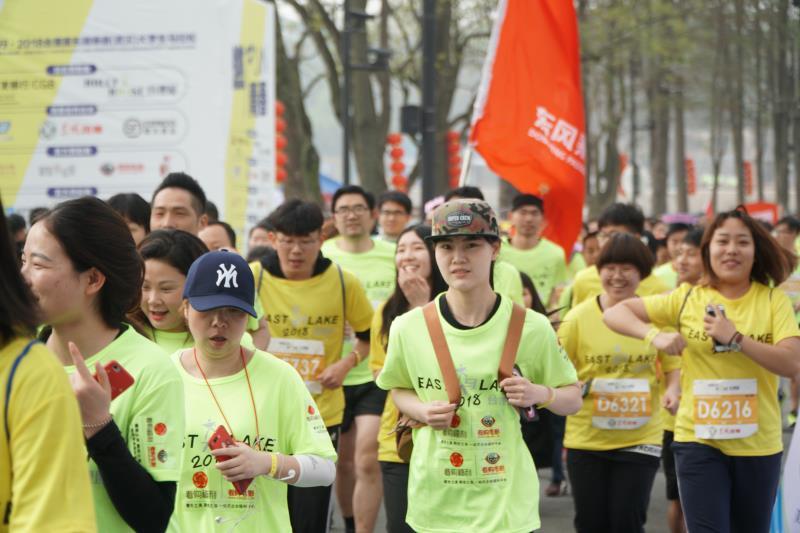 惊！全国显眼包齐聚武汉马拉松，现场竟上演这些疯狂操作！